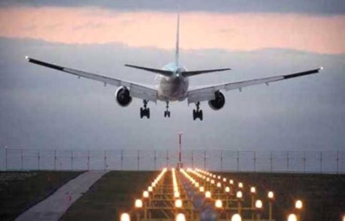 Impulsan iniciativa para regular la sobreventa de boletos de aerolíneas