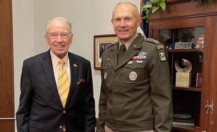 Senado de EU confirma a general George como Jefe de Estado Mayor del Ejército