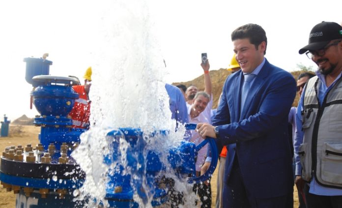 Samuel García cumple, llega agua del Acueducto Cuchillo II