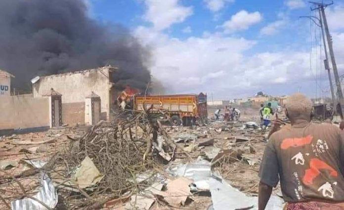 Casi 30 muertos tras explotar un camión bomba en Somalia