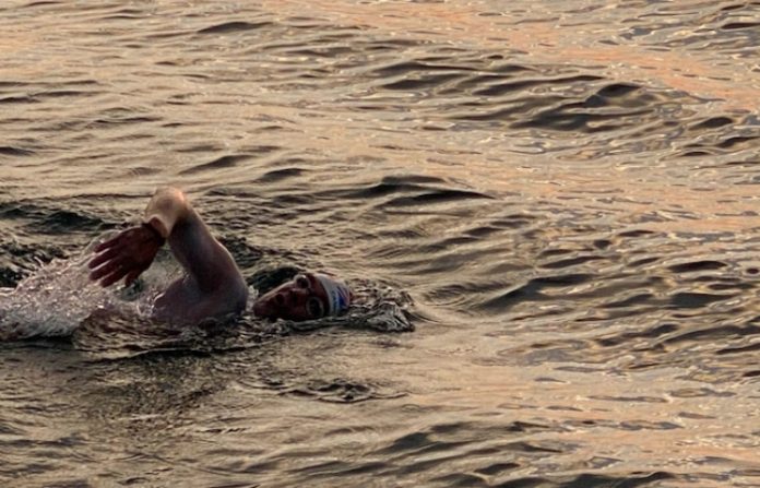 Carlos Acosta: nadador mexicano hace historia al lograr un cruce doble del Canal de la Mancha