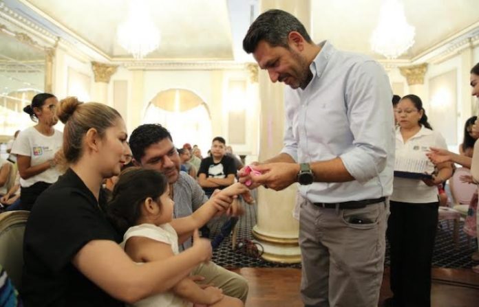 DIF Guadalupe apoya con brazaletes localizadores para niños con autismo y síndrome de down