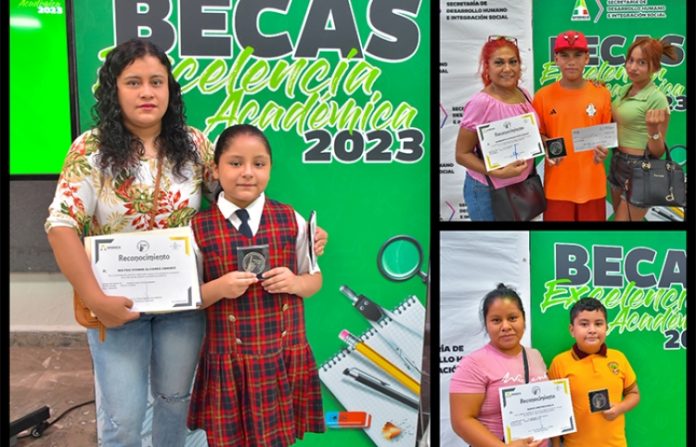 Otorga Apodaca becas de excelencia para educación básica