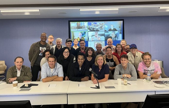 Negocian guionistas de Hollywood acuerdo que pondría fin a huelga