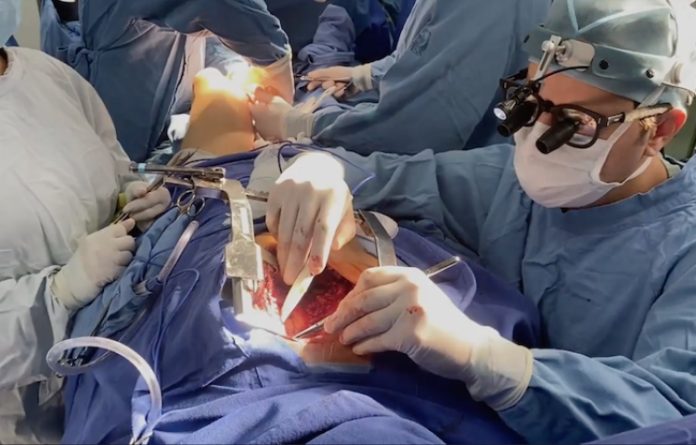 Trasplantan un corazón de cerdo a un humano por segunda vez en la historia