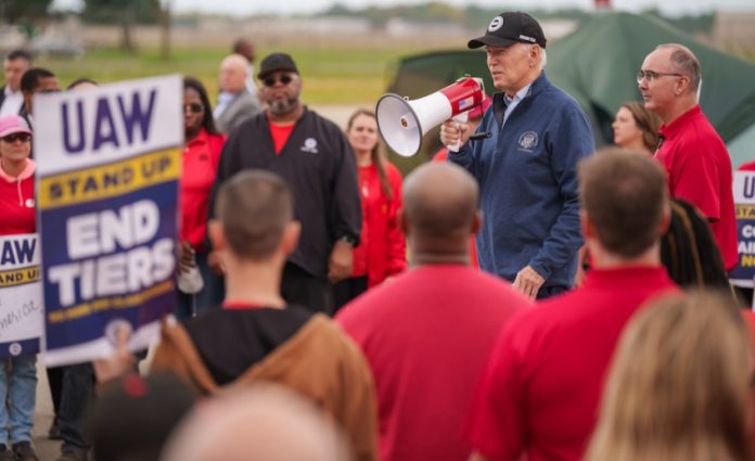 Biden se une a protesta de trabajadores automotrices por aumento de salarios y beneficios