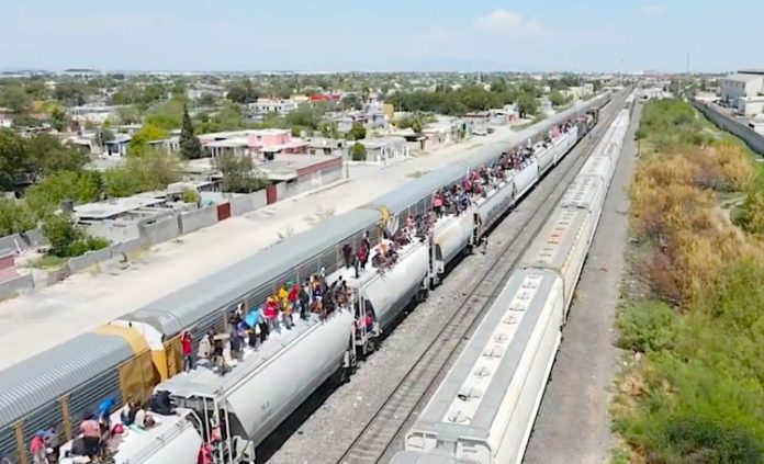 Detención de migrantes en frontera sur de EU alcanza nuevo récord en año fiscal 2023