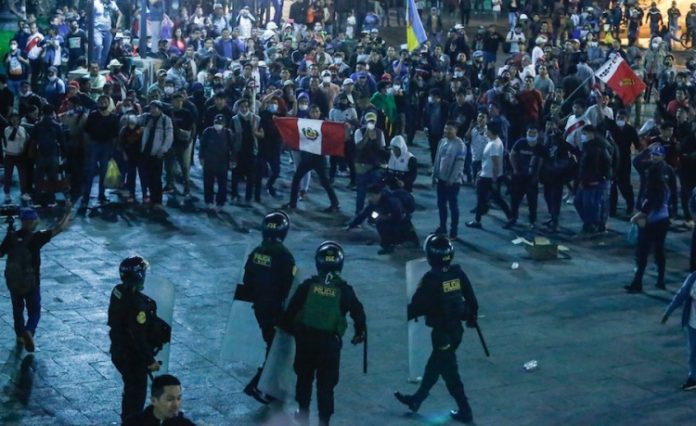 Defensa de presidenta de Perú afirma que no es responsable de muertes en protestas