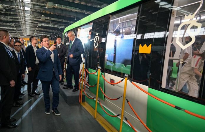 Presenta empresa CRRC nuevos vagones de Metrorrey
