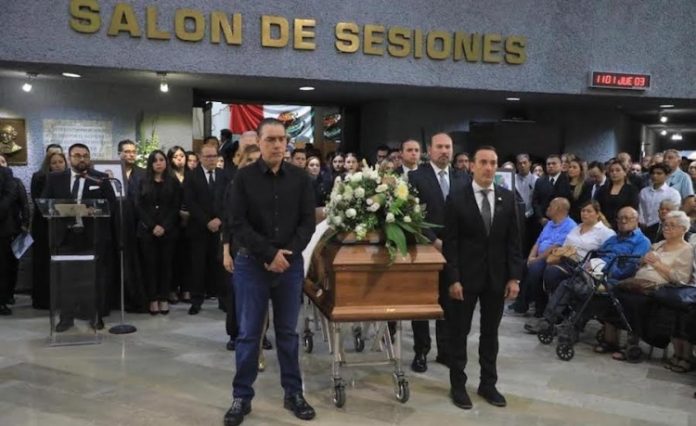 Despiden con aplausos a Ricardo Flores