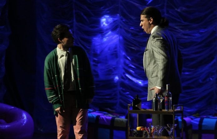 Hace Don Giovanni de las suyas ¡en un bar!