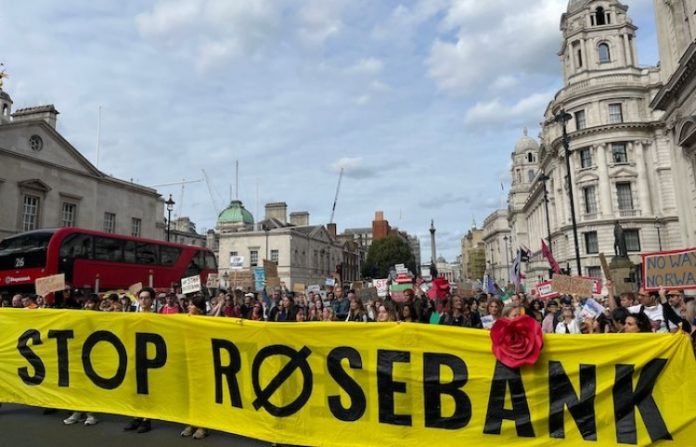 VIDEO: Ecologistas protestan en el centro de Londres contra explotación de yacimiento petrolífero