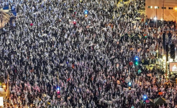 Miles de israelíes se manifiestan de nuevo contra la reforma judicial de Netanyahu