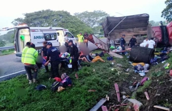 Al menos 10 muertos tras volcar un camión con migrantes en México
