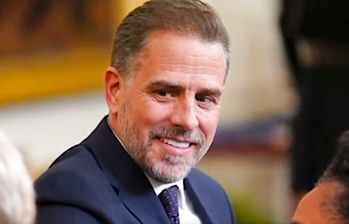 Hijo de presidente de EU se declara inocente de nueve cargos de delitos fiscales