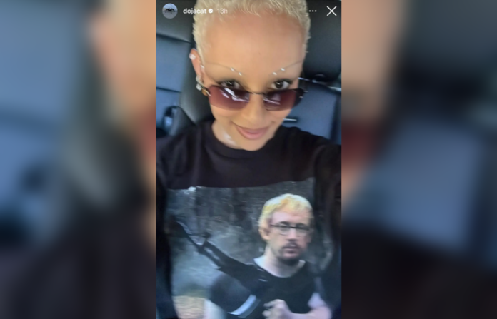 Critican a Doja Cat por usar camiseta con el cómico ‘neonazi’, Sam Hyde