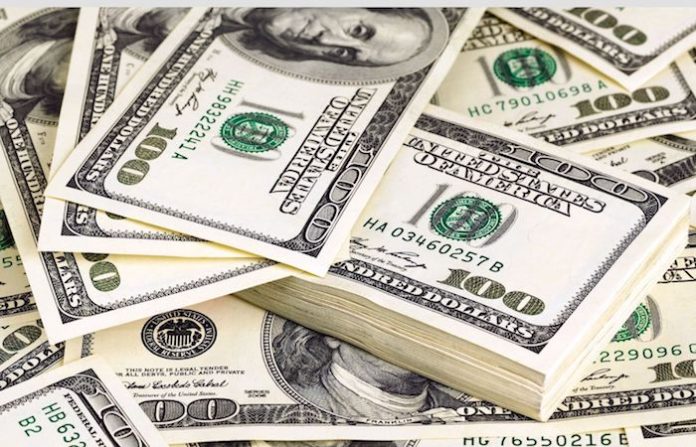 El FMI advierte que el dólar de EU se depreció en contra de las expectativas sobre el impacto de los aranceles