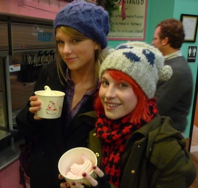 Conoció Hayley Williams su triunfo en los Grammys vía Taylor Swift