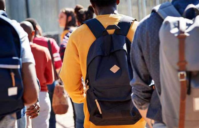 En mochilas, baños y hasta en la basura: las escuelas de EU sufren una plaga de armas