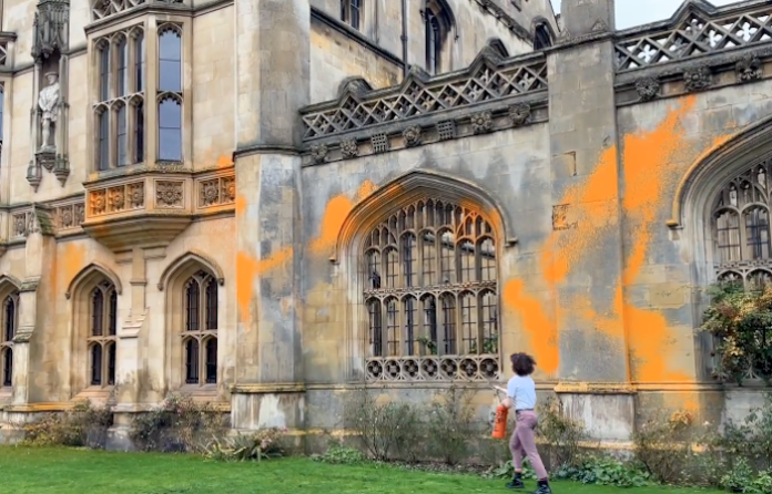 Video: Activistas arrojan pintura a universidades británicos por beneficiar de ingreso petrolero