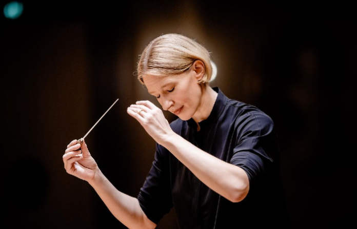 Es Joana Mallwitz primera mujer en dirigir una orquesta de Berlín y… ¿la “Tár” de la vida real?