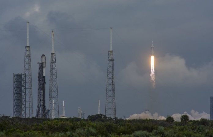 NASA lanza con éxito misión a asteroide metálico Psyche