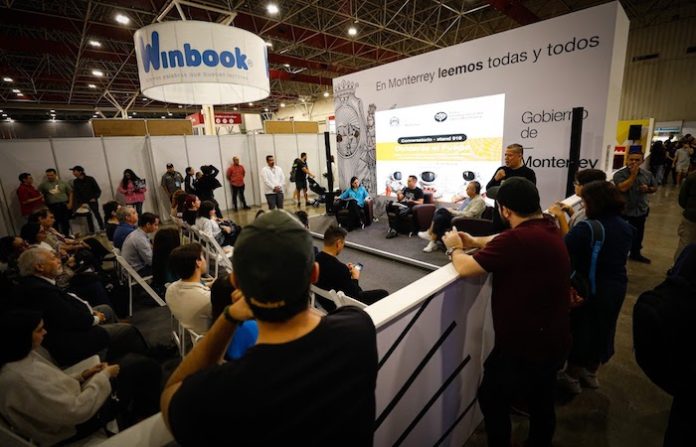 Participa Colosio en conversatorio con escritores en la Feria del Libro