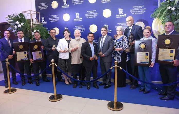 Entregan medalla al Mérito Nicolaíta