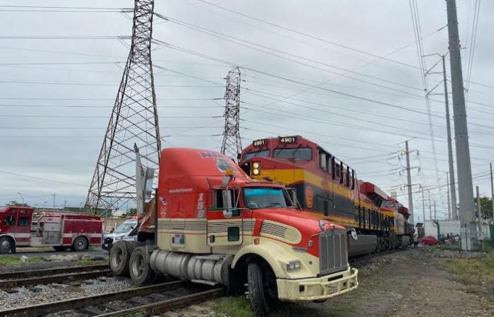 Embiste tren a tráiler en San Nicolás