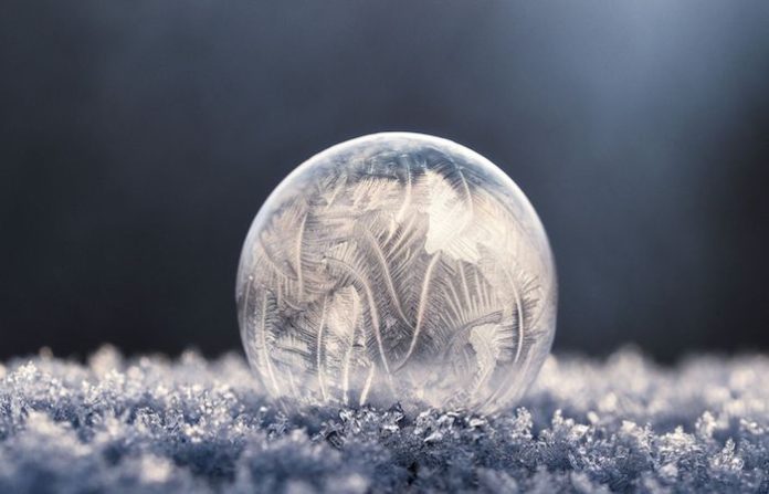 Hallan una extraña forma de hielo espacial que se funde solo a temperaturas extremadamente altas