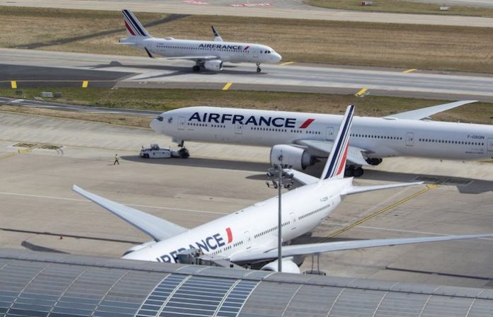 Evacúan en Francia seis aeropuertos por amenazas de bomba