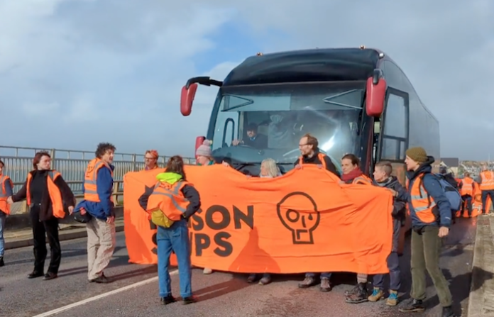 Video: Activistas británicos bloquean el traslado de inmigrantes a la barcaza Bibby Stockholm