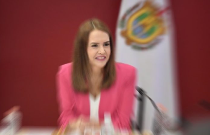 Destapan a Clara Luz por el Senado