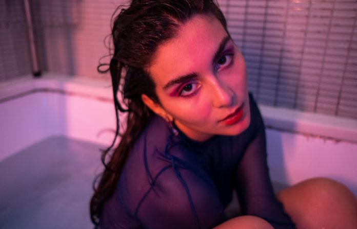 Nicolle Jadad comparte su segundo álbum: Little Glass Houses