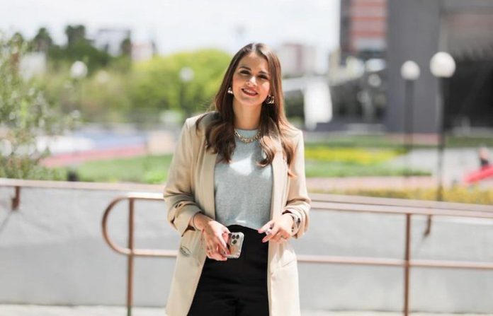 Lorena de la Garza denuncia endeudamiento excesivo de NL y exige transparencia