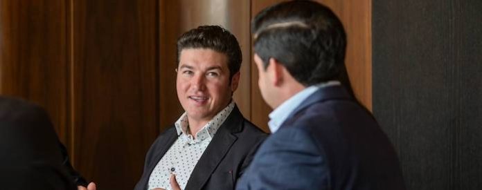 Rompe récord Samuel García tras gira a Asia; logra 10 billones de dólares en inversiones para NL