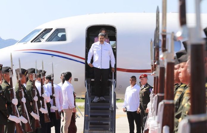 Presidente de Venezuela llega a México para participar en cumbre sobre migración