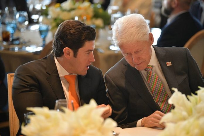 Ve por ello; la edad no importa.- Bill Clinton a Samuel García