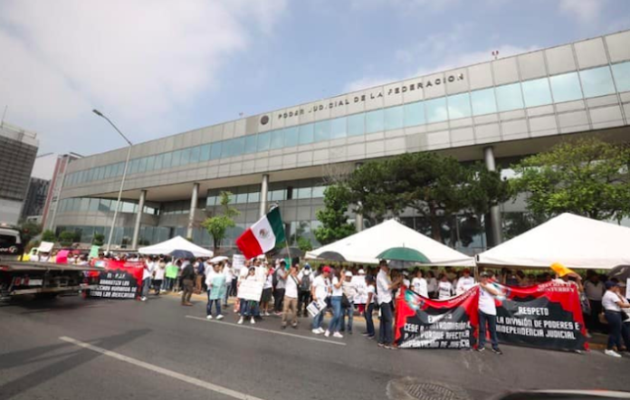 Mantienen empleados de PJF paro y marcha: Exigen acuerdos