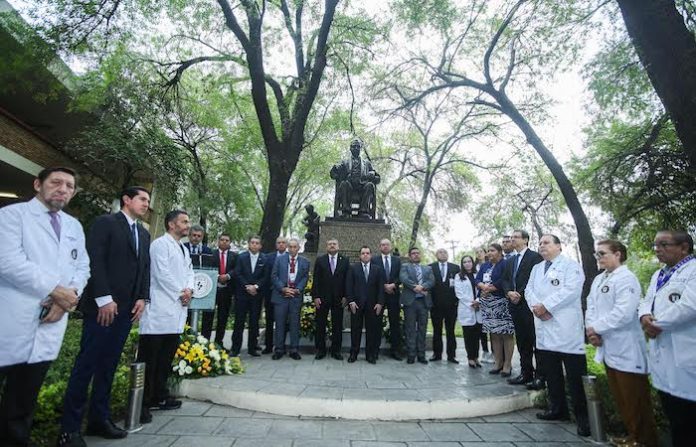 Honran memoria y legado de José Eleuterio González en el Día del Médico