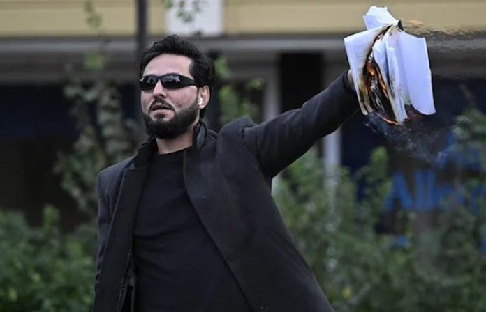 Suecia deportará a un migrante que quema coranes en el país