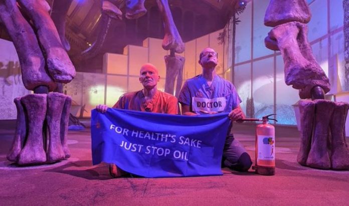 Video: Ecoactivistas pintan de naranja un dinosaurio en el Museo de Historia Natural en Londres