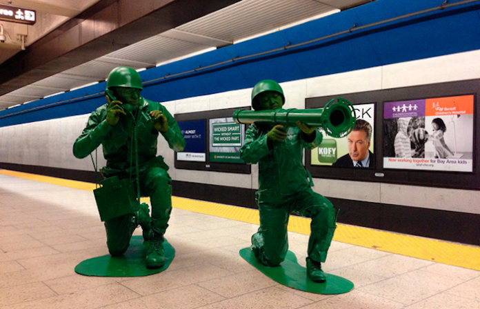 Policía sueca pide a ciudadanía no portar armas simuladas al disfrazarse en Halloween