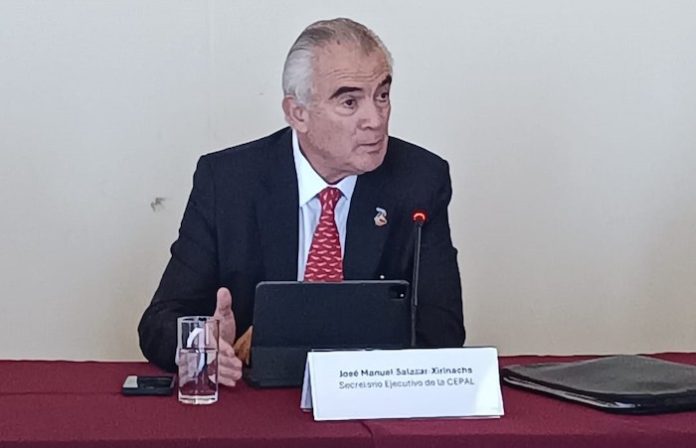 El bajo crecimiento de América Latina pone en riesgo la paz social, dice la Cepal