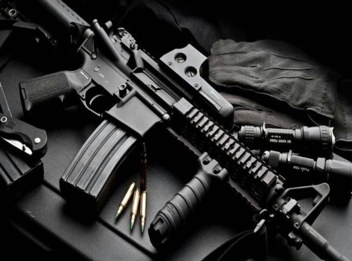 Presidente de EU pide al Congreso vetar rifles de asalto tras tiroteo en Maine