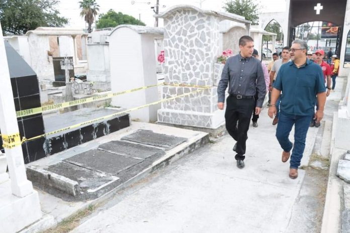 Juárez alista sus dos panteones para el Día de Muertos