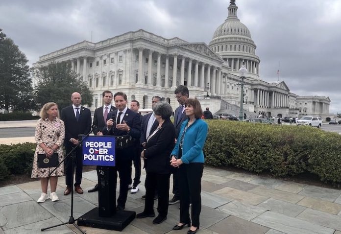 Congresista demócrata Dean Phillips anuncia su candidatura a presidencia de EU en 2024