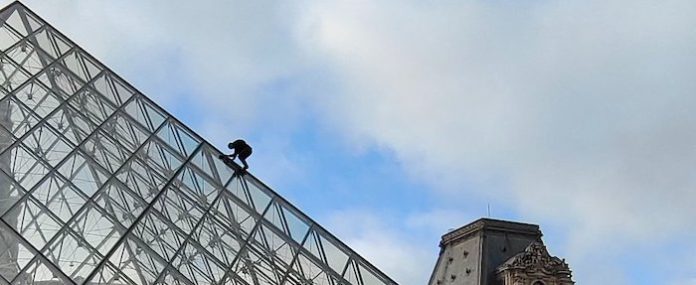 Video:Ecologistas embadurnan de pintura naranja la pirámide de cristal del Louvre