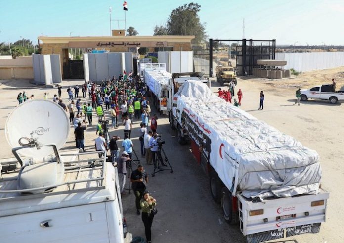 Casi 130 camiones con ayuda humanitaria de EAU llegan durante 2 semanas a Gaza