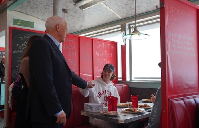 Mike Pence abandona la carrera presidencial de EU: “No es mi momento”